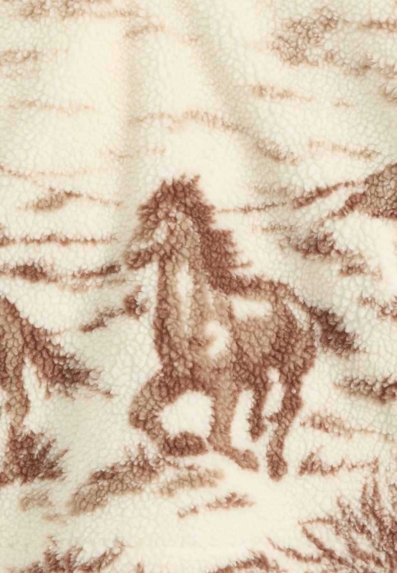 Fleece-Decke mit einem plüschigen cremefarbenen Grund und braunen Pferdesilhouetten sowie Landschaftsmustern, die ein strukturiertes, weiches Erscheinungsbild erzeugen.