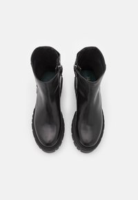 Zwarte leren enkellaarsjes met een gladde afwerking, ritssluitingen aan de zijkant en robuuste zwarte rubberen zolen. Ontworpen met een afgeronde neus en een gevoerde binnenkant.