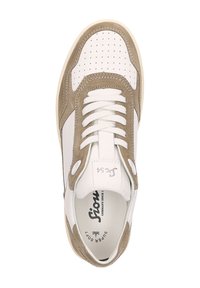 Weißer Sneaker mit beigen Wildlederelementen, perforierter Zehenkappe, flachen weißen Schnürsenkeln und markiertem Innensohlen. Führt ein klassisches sportliches Design ein.