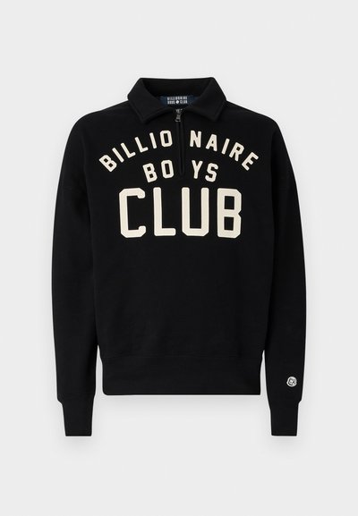 Μαύρος φούτερ με κωδικό κλείσιμο, που διαθέτει μεγάλα λευκά γράμματα "BILLIONAIRE BOYS CLUB" στο μπροστινό μέρος και λογότυπο στο μανίκι.