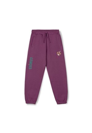 Pantalones de chándal morados hechos de una tela suave con puños elásticos, que cuentan con bolsillos laterales y gráficos en verde y dorado en la parte delantera.