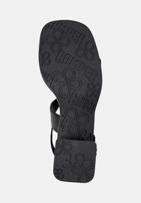 Svart sandal såle med teksturert gummi, med camper-logo, blomsterdesign, størrelse 38, og åpen design.
