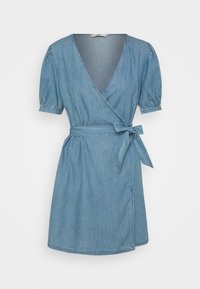 Vestido em sarja azul claro com corte envolvente. Apresenta mangas curtas com babados, um decote em V profundo e um cinto amarrado na cintura. Textura suave, comprimento até aos joelhos.