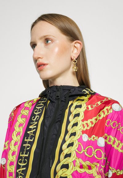 Versace Jeans Couture PANEL CHAINS PEARLS - Лятно яке - light red