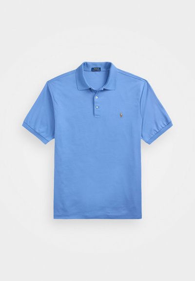 Ανοιχτό μπλε πουκάμισο πόλο φτιαγμένο από λείο βαμβακερό ύφασμα. Διαθέτει κλασικό γιακά, πλέγμα τριών κουμπιών και κεντητό λογότυπο στο αριστερό στήθος.