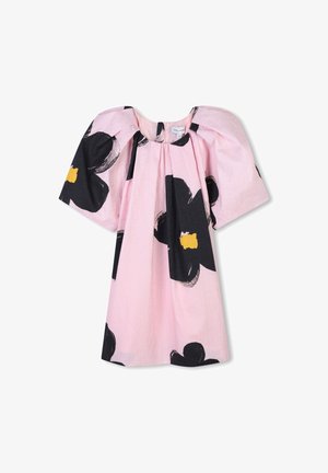 Vestido de manga corta en tejido rosa con patrones florales negros y acentos en amarillo. Mangas abullonadas y un corte suelto con escote redondo.