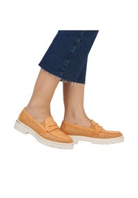 Scarpe slip-on in pelle arancione perforata con dettaglio a fiocco, suola in gomma bianca e design a profilo basso. Ideali per un abbigliamento casual.