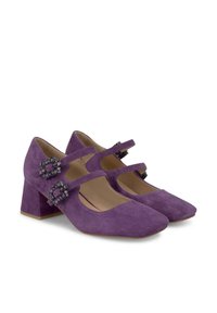 Escarpins Mary Jane en daim violet avec un bout carré, des sangles assorties et des boucles décoratives. Talon bloc épais pour plus de stabilité.