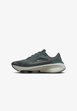 Scarpa da corsa Nike con tomaia in tessuto grigio, intersuola ammortizzata e suola arrotondata distintiva. Accenti in verde scuro e dettagli del logo sottili.