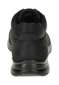 Schwarze Sport Schuhe haben ein Obermaterial aus Textil und Synthetik, einen gepolsterten Schaft, eine strukturierte Ferse und eine Gummisohle mit einer leichten Krümmung.