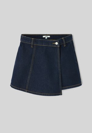 Mini-jupe en denim bleu foncé avec un panneau avant asymétrique, des surpiqûres contrastantes jaunes, des passants pour ceinture et une fermeture par bouton argenté.