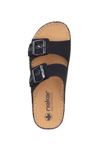 Czarna klapka na płaskiej podeszwie z dwiema regulowanymi paskami, strukturalnym wierzchem i kontrastowym przeszyciem na beżowej wkładce, z logotypem "rieker ANTISTRESS".