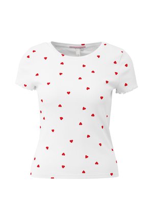 T-shirt blanc à manches courtes en tissu côtelé avec un petit motif de cœurs rouges uniformément réparti sur le tissu.