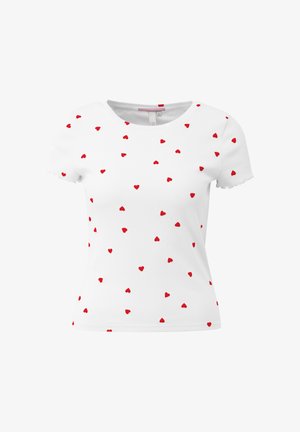 Weißes kurzärmeliges geripptes T-Shirt mit kleinem roten Herzmuster, das gleichmäßig über den Stoff verteilt ist.