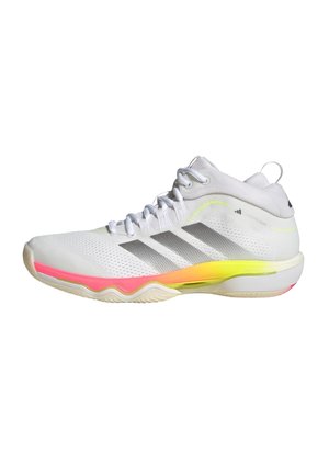 Scarpa da ginnastica alta bianca Adidas con strisce grigie, accenti giallo neon e rosa e suola testurizzata su sfondo bianco.