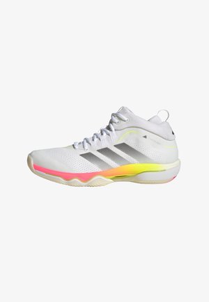 Scarpa da ginnastica alta bianca Adidas con strisce grigie, accenti giallo neon e rosa e suola testurizzata su sfondo bianco.