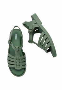 Zielone gumowe sandały z paskowym wzorem, z zapięciem na klamrę i teksturowaną podeszwą. Lekkie i łatwe do czyszczenia.