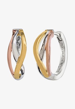 Texturierte Creolenohrringe mit ineinander verflochtenen Designs aus Gold, Roségold und Silbermetallen. Kennzeichnungen auf der inneren Oberfläche sichtbar.