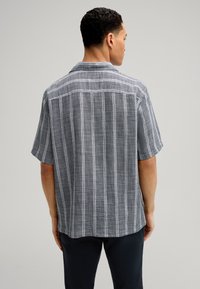 Korte mouw gestreept shirt in grijs en wit, met een relaxte pasvorm, textuurstof en een klassieke kraag.