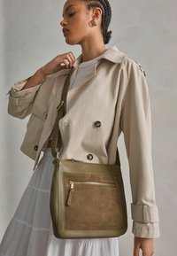 Next POCKET MESSENGER - REGULAR FIT - Rankinė per petį - khaki green
