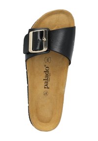 Schwarze Leder-Sandale mit breitem Riemen und goldfarbener Schnalle, ausgestattet mit einem konturierten braunen Fußbett und einer strukturierten Sohle.