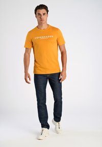 Lindbergh T-shirt med print - honey