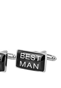 Svarta rektangulära manschettknappar med silverfärgad text "BEST MAN", med en glänsande yta och polerad silvertonad hårdvara.