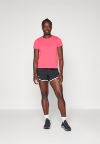 Under Armour LAUNCH - Športne majice - fluo pink/reflective