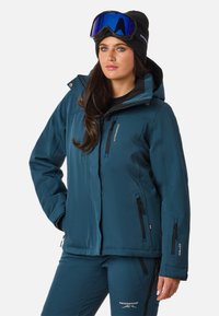 Turkusowa zimowa kurtka z kapturem, zamkami błyskawicznymi po bokach i na klatce piersiowej oraz czarnymi akcentami. Materiał jest gładki z lekkim połyskiem, zaprojektowany do użytku na zewnątrz.
