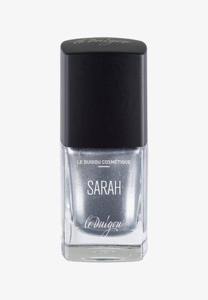 Silberner Nagellack in einer klaren Glasflasche mit einem schwarzen Deckel. Das Etikett trägt die Aufschrift "SARAH" und "LE DUIGOU COSMÉTIQUE." Glänzende, metallische Oberfläche.
