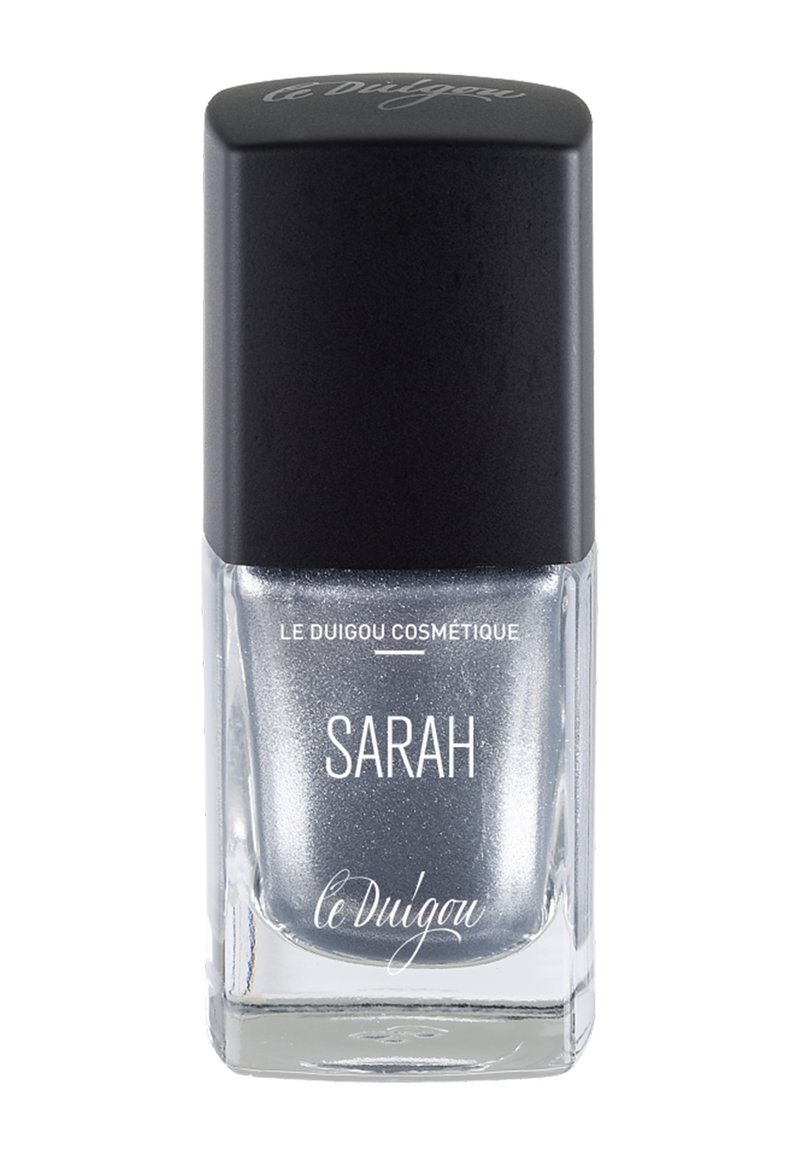 Silberner Nagellack in einer klaren Glasflasche mit einem schwarzen Deckel. Das Etikett trägt die Aufschrift "SARAH" und "LE DUIGOU COSMÉTIQUE." Glänzende, metallische Oberfläche.