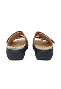 Sandali in pelle marrone con retro aperto, soletta in sughero e suola in gomma nera. Due ampie cinghie con ritagli per la ventilazione. Plantare testurizzato.