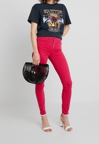 Guess Vaqueros pitillo - pink