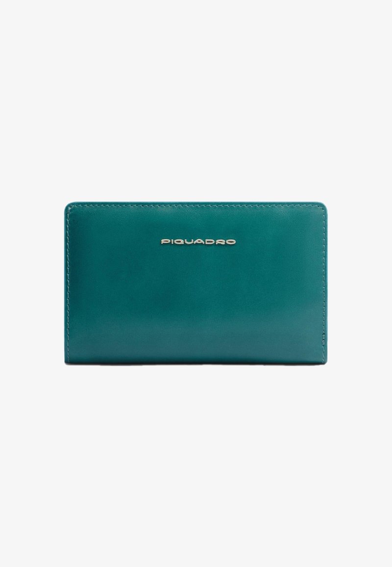 Cartera de cuero verde azulado con textura suave, con el logo dorado "Piquadro", forma rectangular y esquinas redondeadas.