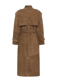 Hosszú barna velúr trench kabát övvel, gombos viharfüllel a háttámlán, párnázott vállakkal és állítható mandzsettákkal.