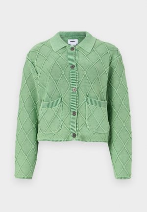 Világoszöld, kötött kardigán gyémántmintával, gombos elejével, gallérral és két elülső zsebbel bordázott részletekkel.