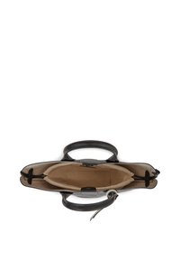 Bolso de mano de cuero negro con dos asas superiores. Presenta un interior marrón claro, textura suave y costuras decorativas a lo largo de los bordes.