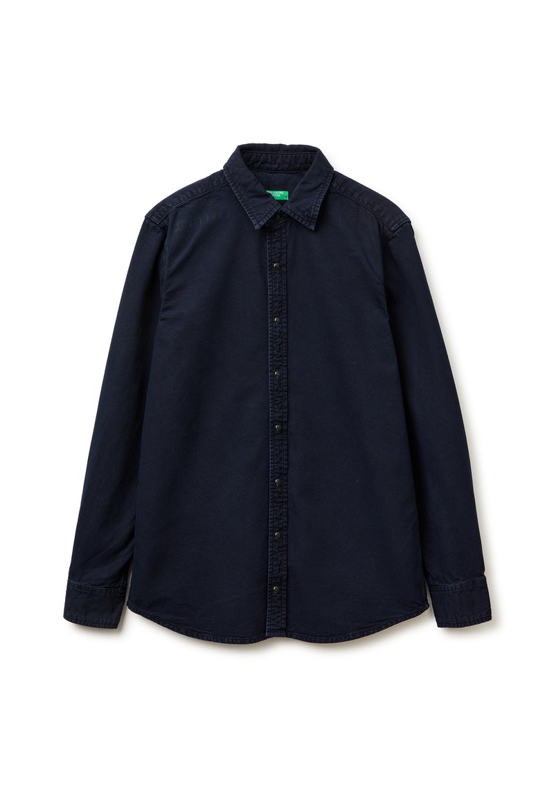 Granatowa koszula zapinana na guziki, z długimi rękawami, klasycznym kołnierzem i prostym dołem. Wykonana z miękkiego, fakturowanego materiału.