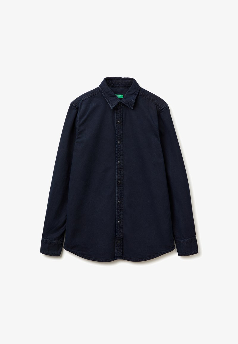 Granatowa koszula zapinana na guziki, z długimi rękawami, klasycznym kołnierzem i prostym dołem. Wykonana z miękkiego, fakturowanego materiału.