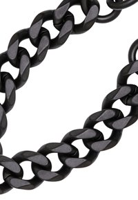 Schwarze Metallkette mit ineinandergreifenden Gliedern, die eine glatte Textur und ein konsistentes, kantiges Design aufweist. Die Glieder sind annähernd einheitlich in Größe und Form.