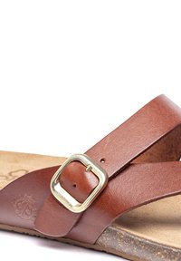 Braune Ledersandale mit einem Überlappungsriemen-Design. Mit einer goldenen Metall-Schnalle und einer strukturierten Korksohle.