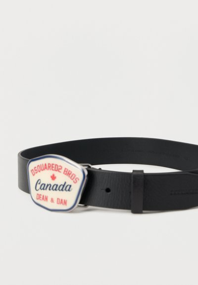 Μαύρη δερμάτινη ζώνη με ορθογώνια μεταλλική αγκράφα που φέρει την επιγραφή "DSQUARED2 BROS" και "Canada" με κόκκ ινο και μπλε κείμενο. Λεία υφή, μινιμαλιστικό σχέδιο.