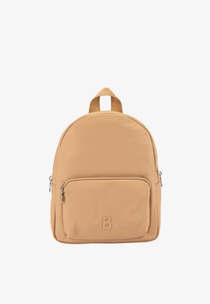 Beżowy kompaktowy plecak z przednią kieszenią na zamek, górnym uchwytem oraz wypukłym logo litery "B" na kieszeni.