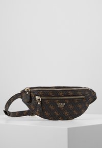 Banane noire avec des accents dorés, en matériau texturé présentant un motif de logo marron ; comprend une poche avant zippée et une sangle réglable.