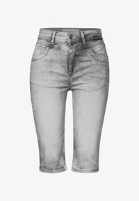 Shorts de mezclilla grises con una cintura de altura media, dos bolsillos delanteros, cierre de botón y un lavado desvaído. Largo hasta la rodilla con un corte recto.