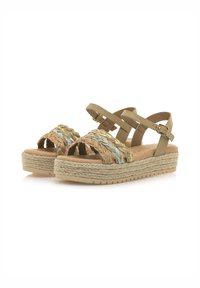 Sandalias de plataforma en tono marrón con tiras trenzadas multicolores, hebilla ajustable en el tobillo y suela texturizada inspirada en yute. Construcción ligera.