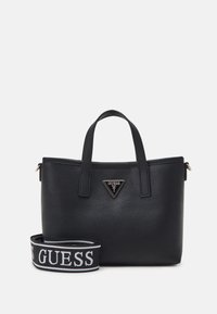 Sort tote taske med struktureret syntetisk materiale, dobbelte håndtag og et metallisk trekantet logo. Inkluderer en aftagelig rem med logodetalje.