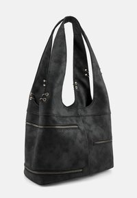 Borsa tote in ecopelle nera con doppi manici a spalla, caratterizzata da due tasche frontali con cerniera e occhielli metallici sulle cinghie per un dettaglio aggiuntivo.