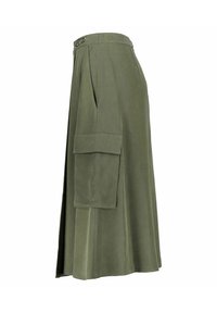 Oliivinvihreä hame, jossa on sivutasku, jämäkkä muotoilu, sileä pinta ja vyöyksikkö. Laskeutuu polven alapuolelle, lievästi levenevä siluetti.