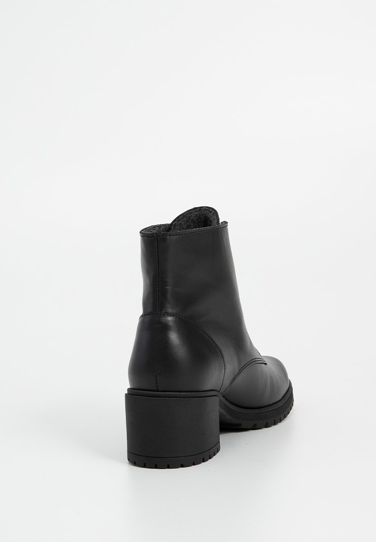 Schwarze Leder-Ankle-Boots mit runder Zehenpartie, dicken Blockabsätzen und weicher Innenausstattung. Sauberes Design; keine sichtbaren Beschläge oder Muster.